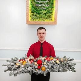 Новогодняя композиция с нобилисом, шарами и шишками