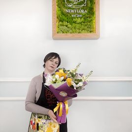 Букет из ирисов с розами, подсолнухом, клематисом, скабиозой, маттиолой