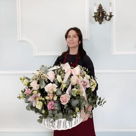 Корзина роз с лизиантусом, орхидеями цимбидиум, эвкалиптом и ваксфлауэр
