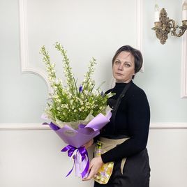 Букет полевых цветов с матрикарией, ирисами, дельфиниумом, кампанулой и подсолнухами