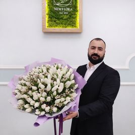 Букет 101 белый тюльпан с ваксфлауэр (хамелациум)