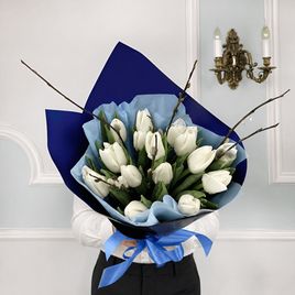 Букет из 15 белых тюльпанов с вербой