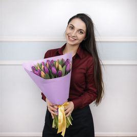 Букет из 31 красного и фиолетового тюльпана