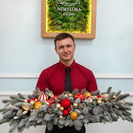 Новогодняя композиция с нобилисом, шарами и шишками