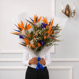 Букет стрелиций с ирисами и орнитогалумом