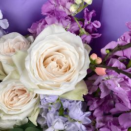 Букет из пионовидных роз с маттиолой, гортензией, ветками вишни и эвкалиптом