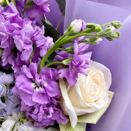 Букет из пионовидных роз с маттиолой, гортензией, ветками вишни и эвкалиптом