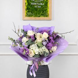 Букет из пионовидных роз с маттиолой, гортензией, ветками вишни и эвкалиптом