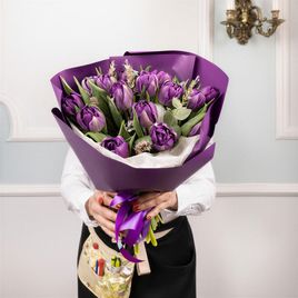 Букет 15 фиолетовых тюльпанов с хлопком, эвкалиптом и рожью