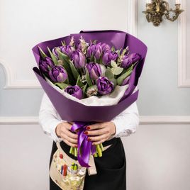 Букет 15 фиолетовых тюльпанов с хлопком, эвкалиптом и рожью