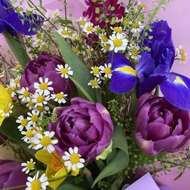 Букет из тюльпанов, ирисов, нарциссов, матрикарии и маттиолы