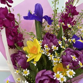 Букет из тюльпанов, ирисов, нарциссов, матрикарии и маттиолы
