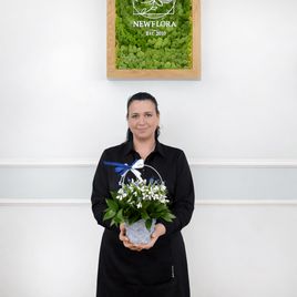 Корзинка 51 подснежник с синими мускари