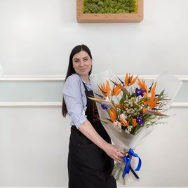 Букет из стрелиции с ирисами, орнитогалумом, грин бел и ваксфлауэр