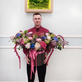 Шляпная коробка с гвоздиками, розами, амарантами, ранункулюсами и сиренью