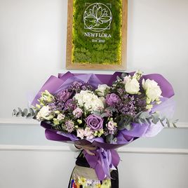 Букет из роз с лизиантусом, сиренью, озомантусом, эвкалиптом и фисташкой