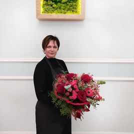 Букет на каркасе с красными розами, анемонами, илексом, эвкалиптом и фисташкой