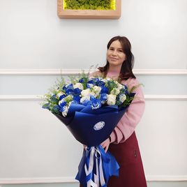 Букет из 51 белой и синей розы с грин белл
