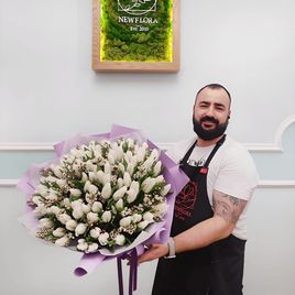 Букет 101 белый тюльпан с ваксфлауэр