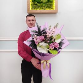 Зимний букет из роз с антуриумом, маттиолой, оксипеталумом и лапником