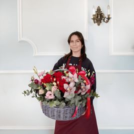 Корзина с розами, маттиолой, эвкалиптом, орхидеями цимбидиум и лизиантусом