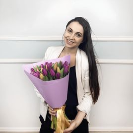 Букет из 31 красного и фиолетового тюльпана