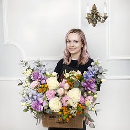 Шляпная коробка с розами, дельфиниумом, орнитогалумом, гвоздикой и брассикой