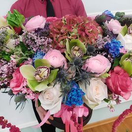 Шляпная коробка с гвоздиками, розами, амарантами, ранункулюсами и сиренью