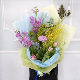 Букет из тюльпанов с маттиолой, оксипеталумом, скабиозой, гвоздикой и мимозой