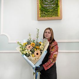 Букет полевых цветов с подсолнухами, маттиолой, нарциссами, герберами и дельфиниумом