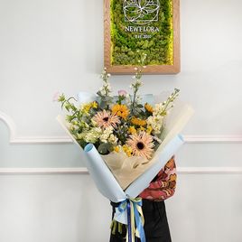Букет полевых цветов с подсолнухами, маттиолой, нарциссами, герберами и дельфиниумом