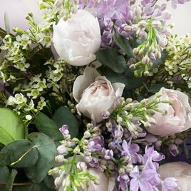 Букет из 7 розовых пионовидных роз с сиренью, эвкалиптом и ваксфлауэр