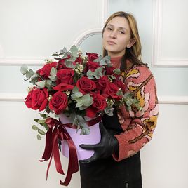 Шляпная коробка 27 красных роз с эвкалиптом и ваксфлауэр