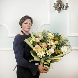 Букет из роз с брассикой, лизиантусом, орнитогалумом, эвкалиптом и герберами