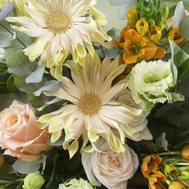 Букет из роз с брассикой, лизиантусом, орнитогалумом, эвкалиптом и герберами