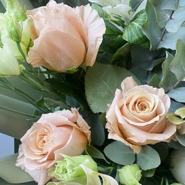 Букет из роз с брассикой, лизиантусом, орнитогалумом, эвкалиптом и герберами