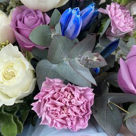 Букет из роз, гвоздики, тюльпанов, маттиолы и оксипеталума