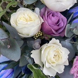 Букет из роз, гвоздики, тюльпанов, маттиолы и оксипеталума