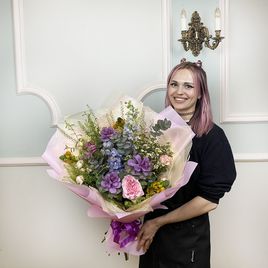 Букет из роз с брассикой, дельфиниумом, орнитогалумом и тласпи