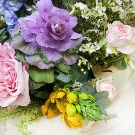 Букет из роз с брассикой, дельфиниумом, орнитогалумом и тласпи