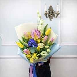 Букет тюльпанов с гиацинтом, мимозой и лизиантусом