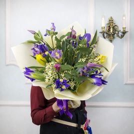 Букет из тюльпанов с ирисами, клематисом, ваксфлауэр и вербой