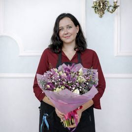 Букет тюльпанов с лизиантусом, гипсофилой, лагурусом и эвкалиптом