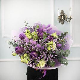 Букет тюльпанов с лизиантусом, гипсофилой, лагурусом и эвкалиптом