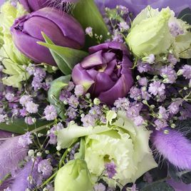 Букет тюльпанов с лизиантусом, гипсофилой, лагурусом и эвкалиптом