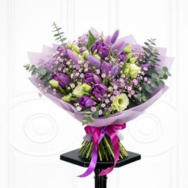 Букет тюльпанов с лизиантусом, гипсофилой, лагурусом и эвкалиптом