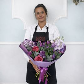 Букет из тюльпанов с розами, маттиолой, клематисом, сиренью, эвкалиптом и брассикой