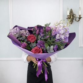 Букет из тюльпанов с розами, маттиолой, клематисом, сиренью, эвкалиптом и брассикой