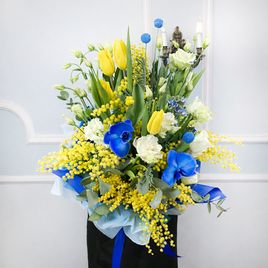 Букет из тюльпанов с мимозой, лизиантусом, оксипеталумом, краспедией и орхидеей