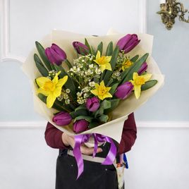 Букет из 9 фиолетовых тюльпанов с нарциссами и ваксфлауэр
